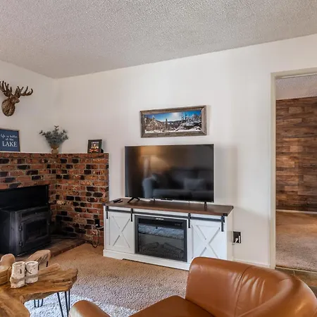 Cozy Cabin-Style Condo In Central Location